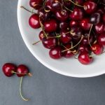 Щастието е купа череши, споделена с приятели щастието е купа с череши